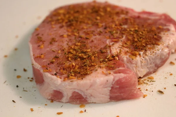 Carne cruda lista para asar, las chuletas de cerdo son una carne muy común debido a la agricultura barata de cerdos — Foto de Stock