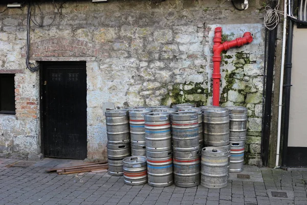 Empty metal kegs outside a bar in Ireland. Ireland is known for their drinking culture and tourists flock to the country to experience it. — Stock Photo, Image