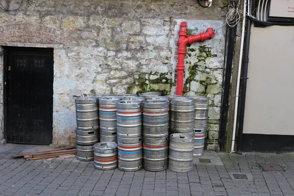 Empty metal kegs outside a bar in Ireland. Ireland is known for their drinking culture and tourists flock to the country to experience it. — Stock Photo, Image