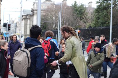 Dublin İrlanda, 21 Şubat 2018: Editör fotoğraf Grafton Street Dublin bir sokak performansından sonra ödemeler toplama bir adam. Sokak sanatçıları Dublin'de popülerdir