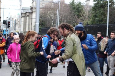 Dublin İrlanda, 21 Şubat 2018: Editör fotoğraf Grafton Street Dublin bir sokak performansından sonra ödemeler toplama bir adam. Sokak sanatçıları Dublin'de popülerdir