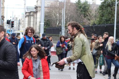 Dublin İrlanda, 21 Şubat 2018: Editör fotoğraf Grafton Street Dublin bir sokak performansından sonra ödemeler toplama bir adam. Sokak sanatçıları Dublin'de popülerdir