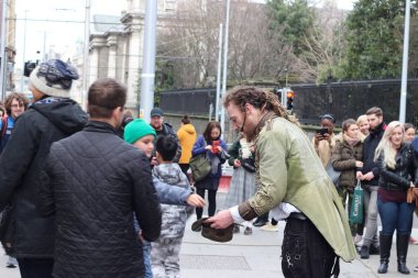 Dublin İrlanda, 21 Şubat 2018: Editör fotoğraf Grafton Street Dublin bir sokak performansından sonra ödemeler toplama bir adam. Sokak sanatçıları Dublin'de popülerdir