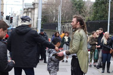 Dublin İrlanda, 21 Şubat 2018: Editör fotoğraf Grafton Street Dublin bir sokak performansından sonra ödemeler toplama bir adam. Sokak sanatçıları Dublin'de popülerdir