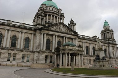 Güzel resim belediye binası içinde Belfast Kuzey İrlanda, kasvetli bir gökyüzü ve kara bulutlar