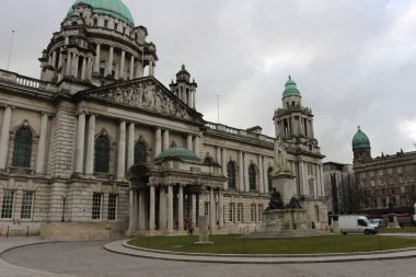 Güzel resim belediye binası içinde Belfast Kuzey İrlanda, kasvetli bir gökyüzü ve kara bulutlar