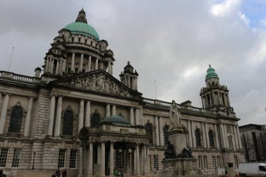 Güzel resim belediye binası içinde Belfast Kuzey İrlanda, kasvetli bir gökyüzü ve kara bulutlar