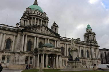 Güzel resim belediye binası içinde Belfast Kuzey İrlanda, kasvetli bir gökyüzü ve kara bulutlar
