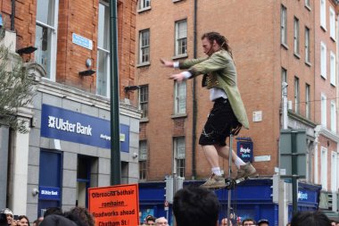 Grafton Caddesi üzerinde bir performans yapıyor tek tekerlekli sirk bisikletine bir sokak icracı yanıyor. Kayıt dışı ekonomi Dublin turizm sektörü bir merkez noktasıdır.