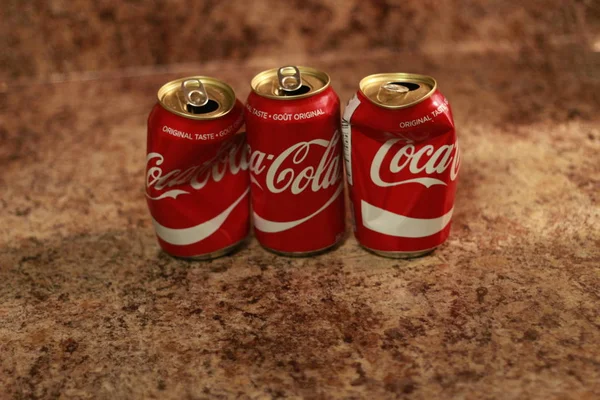 Buruşuk Coca Cola kutusunun editör fotoğrafı. Coca Cola içecekleri Coca-Cola Company tarafından üretilir ve üretilir.. — Stok fotoğraf