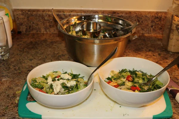 Змішаний овочевий салат з помідорами, цибулею та сиром фета в білій мисці, готовій до їжі — стокове фото