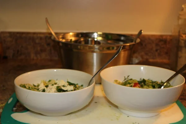 Змішаний овочевий салат з помідорами, цибулею та сиром фета в білій мисці, готовій до їжі — стокове фото