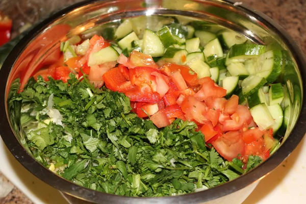 Primer plano de varias verduras crudas de colores en un tazón de acero inoxidable listo para comer como ensalada —  Fotos de Stock