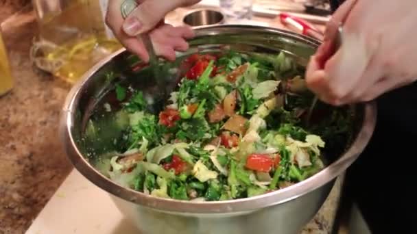 Femeie mână amestecând salată de legume proaspete cu brânză feta în bucătărie. Amestecul legumelor. Close-up — Videoclip de stoc