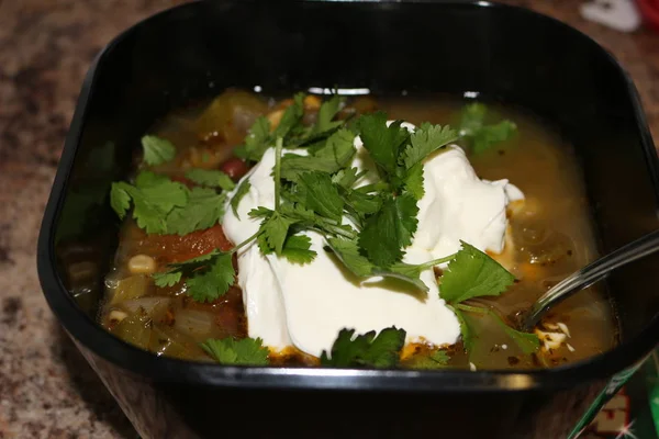 Frische südamerikanische Aztekensuppe mit Sahne — Stockfoto