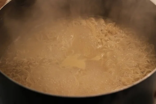 Ramen egy japán étel. Áll a kínai stílusú búza tészta szolgált a hús vagy hal-alapú leves, gyakran ízesített szójaszósz, vagy miso, és használja a díszítők, mint a vágott sertés, szárított tengeri moszat — Stock Fotó