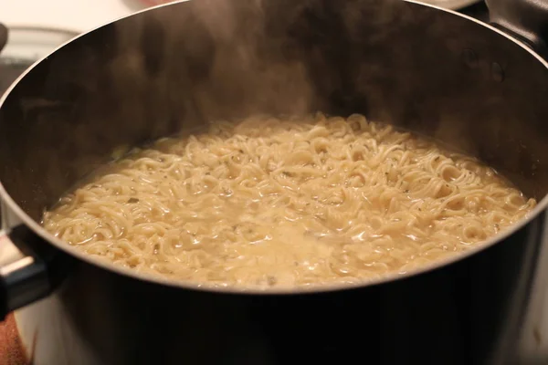 Ramen is een Japans gerecht. Het bestaat uit Chinese stijl tarwenoedels geserveerd in een vlees of vis gebaseerde Bouillon, vaak op smaak gebracht met sojasaus of miso en gebruik toppings zoals gesneden varkensvlees, gedroogde zeewier — Stockfoto