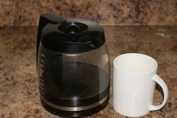 Δοχείο καφέ δίπλα στο φλυτζάνι του καφέ, σύνθεση που απομονώνονται κατά τη διάρκεια του γρανίτη φόντου — Φωτογραφία Αρχείου