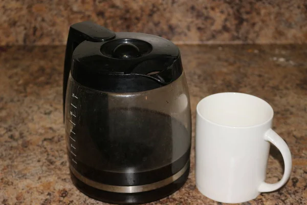 Caffettiera accanto alla tazza di caffè, composizione isolata sullo sfondo di granito — Foto Stock