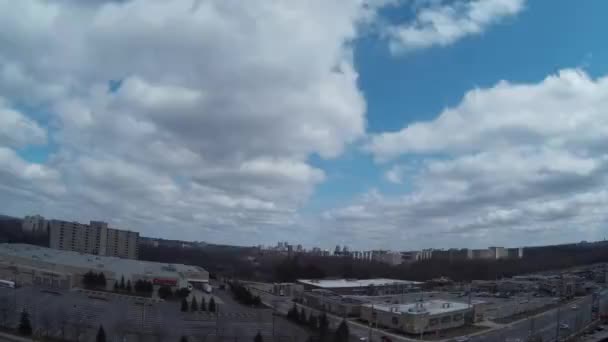 Timelapse des nuages mouvants et du ciel bleu . — Video