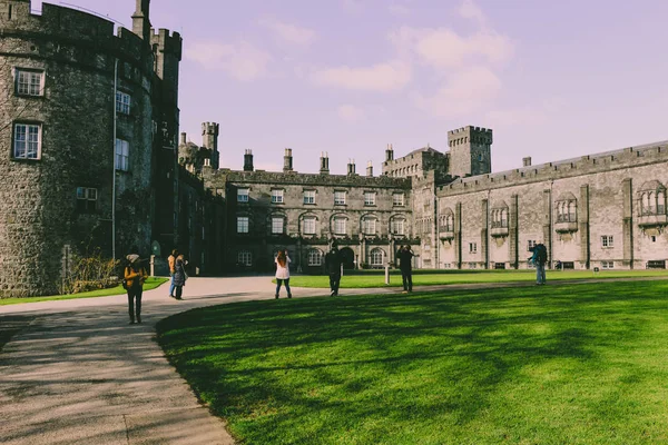 Kilkenny Castle. Történelmi mérföldkő a város Kilkenny, Ir — Stock Fotó