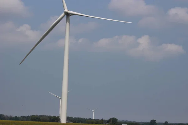 Windmühlen Einem Maisfeld Abseits Der Autobahn — Stockfoto