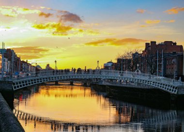 Dublin gece sahnesi, Ha 'penny köprüsü ve Liffey nehir ışıklarıyla. İrlanda. Sen Dublin 'deyken ziyaret etmek için çok popüler bir yer. Bu köprü eskiden geçmek için yarım peni alırdı..