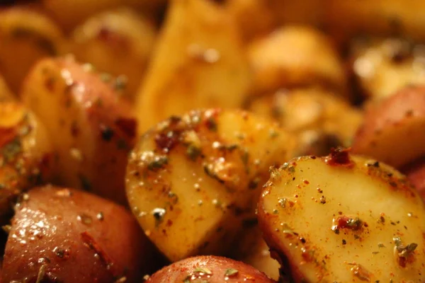 Kavrulmuş yeni sezon patates. — Stok fotoğraf