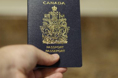 Londra Ontario Kanada-Nisan 14 2018: adam tutan bir Kanadalı pasaport izole. Kanadalı pasaport dünyanın en güçlü pasaportları biridir ve son derece seyahat için kabul edilir.
