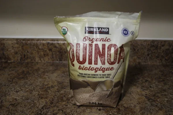 Londra Ontario Kanada-Nisan 14 2018: Kirkland marka Quinoa editoryal betimleştirici fotoğraf. Kirkland marka bir Costco özel marka, — Stok fotoğraf