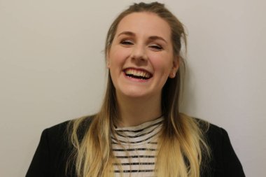 Beyaz bir arka plan iş kıyafetleri giyen genç güzel kız 18-25. Profesyonel kadınlar için stok fotoğraf