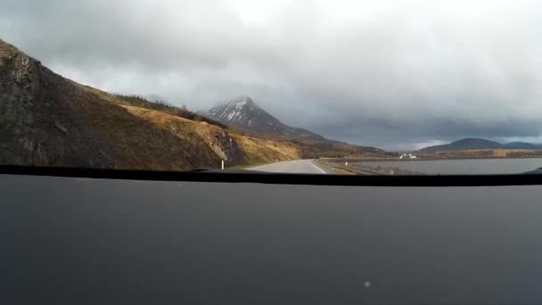 Reykjavik Island, 12 Maj 2018: Redaktionell videokörning tillsammans med Reykjavik landsbygden visar den isländska landsbygden och de vackra bergen — Stockvideo