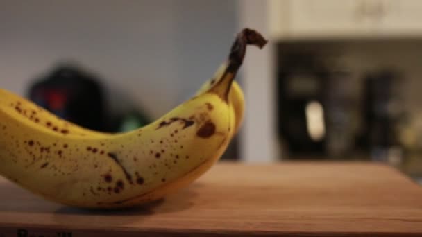 Bananen in de keuken. Schuiven naar verse bananen in de keuken klaar om te eten. — Stockvideo