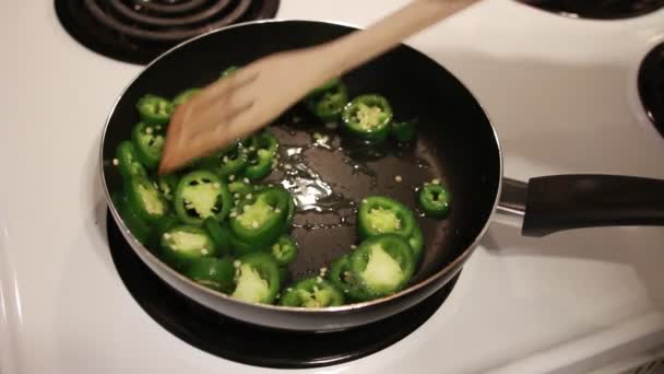 Frying slices of jalapenos in a frying pan — Stock Video