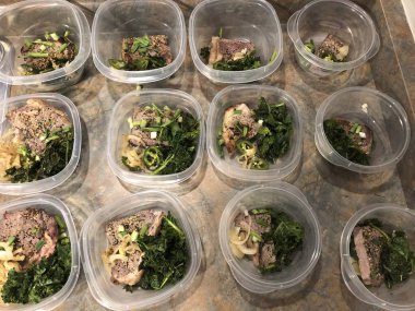 Yemek hazırlık. Konteyner daha sonra kullanmak üzere hızlı ve kolay hazır yemek olarak dondurulmuş hazır ev pişmiş rosto tavuk yemekleri yığınında..