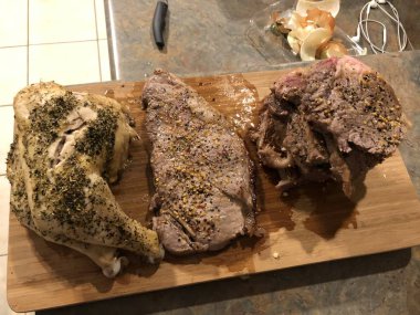 Etçil diyet konsepti. Çiğ tavuk eti, sığır eti, kıyma ve hindi, koyu arka plan, üst manzara, düz yatak. Etçil diyet konsepti. Çiğ tavuk eti.