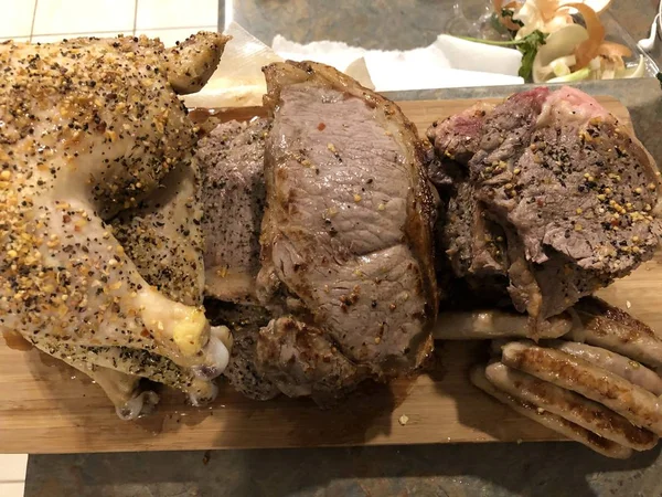 Conceito de dieta carnívora. Carne crua de frango, carne bovina, carne picada e peru no fundo escuro, vista superior, flat lay. Conceito de dieta carnívora. Carne crua de frango — Fotografia de Stock