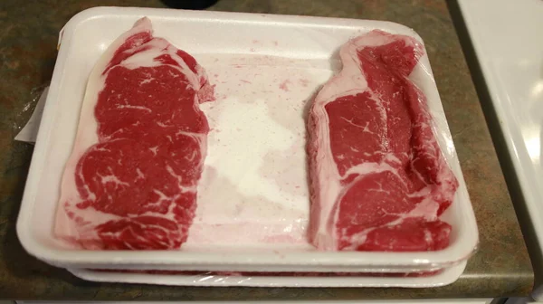 Свіжий стейк з яловичини у пакувальному лотку . — стокове фото