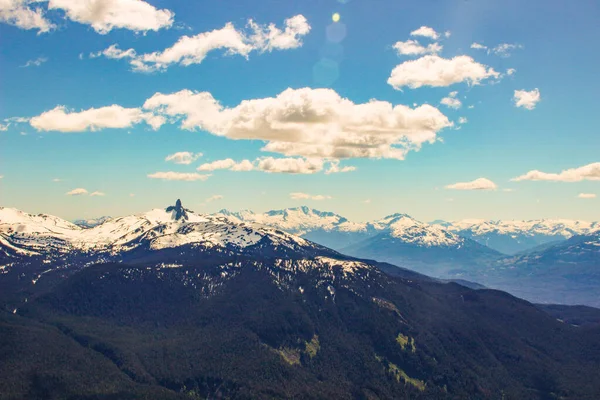 Montagne Columbia Britannica. Belle montagne della Columbia Britannica e fiume — Foto Stock