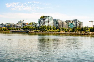 Vancouver False Creek panorama Köprüsü ve tekne ile gün batımında.
