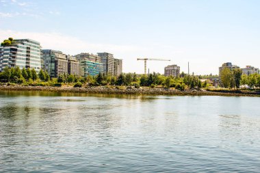 Vancouver False Creek panorama Köprüsü ve tekne ile gün batımında.