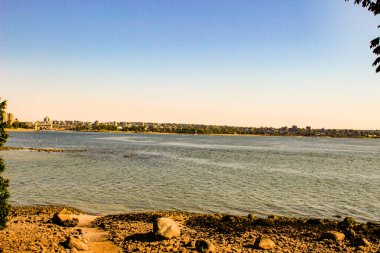 Üçüncü Plaj - Vancouver, Kanada. Kanada, Vancouver 'daki Stanley Park' taki üçüncü plaj. Kuzey Kıyısı Görünümü