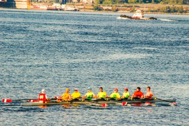 18 Haziran 2018, Vancouver Canada: Stanley Park Yolu açıklarındaki bir teknenin editör fotoğrafı. Kürek çekmek Vancouver 'da popülerdir.