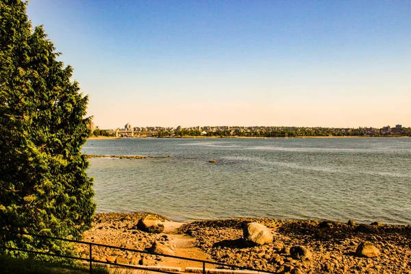 Third Beach - Vancouver, Kanada. Tredje stranden längs Stanley Park i Vancouver, Kanada. Utsikt över North Shore — Stockfoto