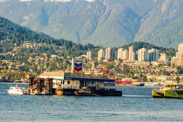 VANCOUVER, CANADA - 18 de junho de 2018: Posto de gasolina Chevron localizado no porto de Vancouver, BC, com aterrissagem Burrard em segundo plano . — Fotografia de Stock
