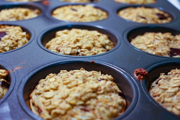 Hausgemachte Frühstücks-Haferflocken-Muffins im Muffinblech — Stockfoto
