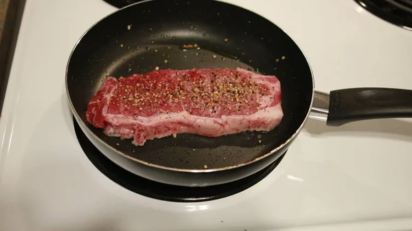 Viande crue Steak avec ingrédients et poêle. Viande fraîche crue Steak Striploin avec ingrédients et poêle . — Photo