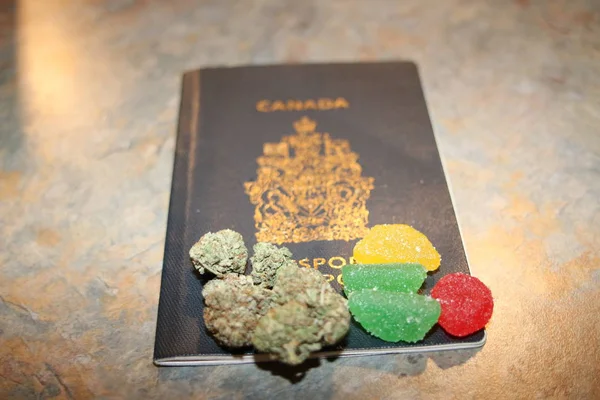 Legalización del cannabis para uso recreativo en Canadá. La bandera nacional canadiense hecha de hierba seca sobre el fondo de madera marrón. La imagen que simboliza las leyes legales del país sobre marihuana —  Fotos de Stock