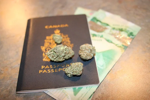 Legalização da cannabis para uso recreativo no Canadá. A bandeira nacional canadense feita de erva daninha seca contra o fundo de madeira marrom. A imagem simbolizando as leis legais de maconha do país — Fotografia de Stock