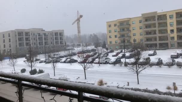 Sneeuwstorm in canada, timelapse over een parkeerplaats — Stockvideo